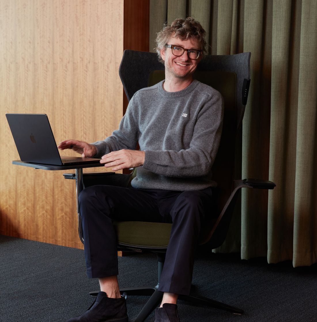 Henning Hock bei der Arbeit am Laptop